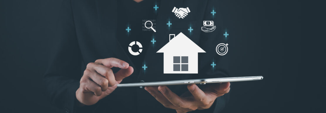 Makler analysiert Immobilienwert digital mit Tablet – Symbole für Markt, Geld und Haus