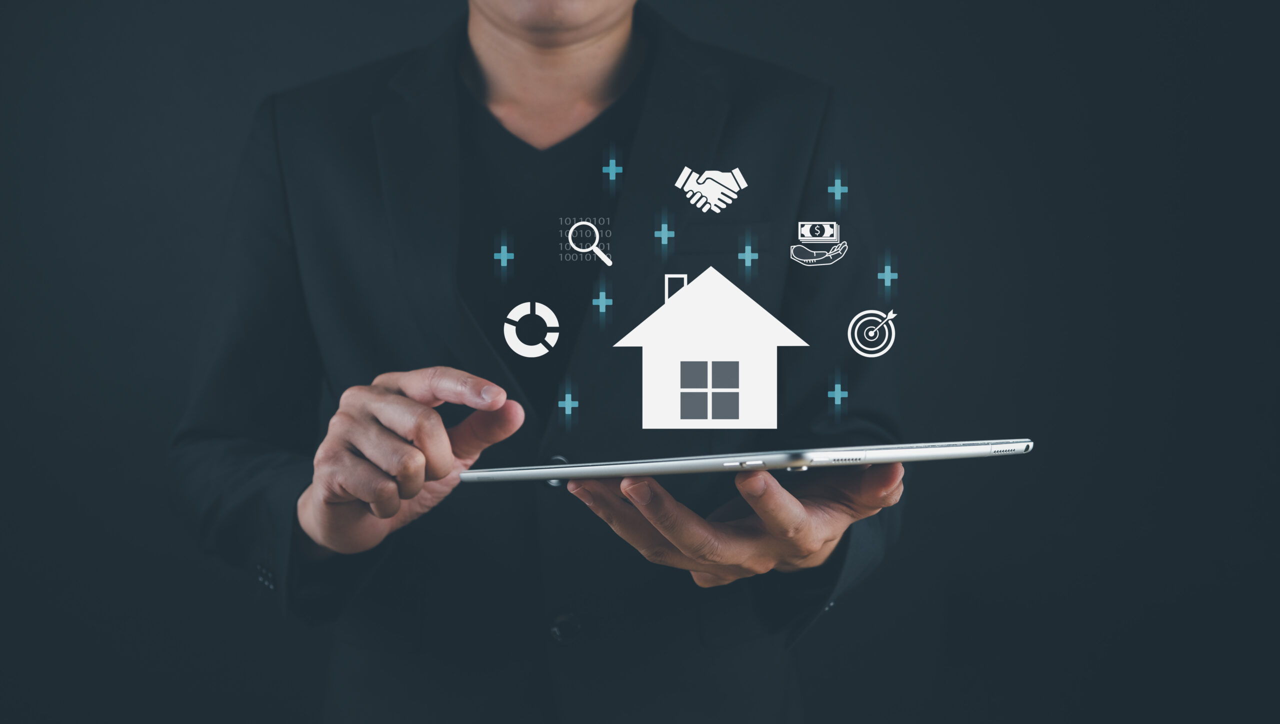 Makler analysiert Immobilienwert digital mit Tablet – Symbole für Markt, Geld und Haus